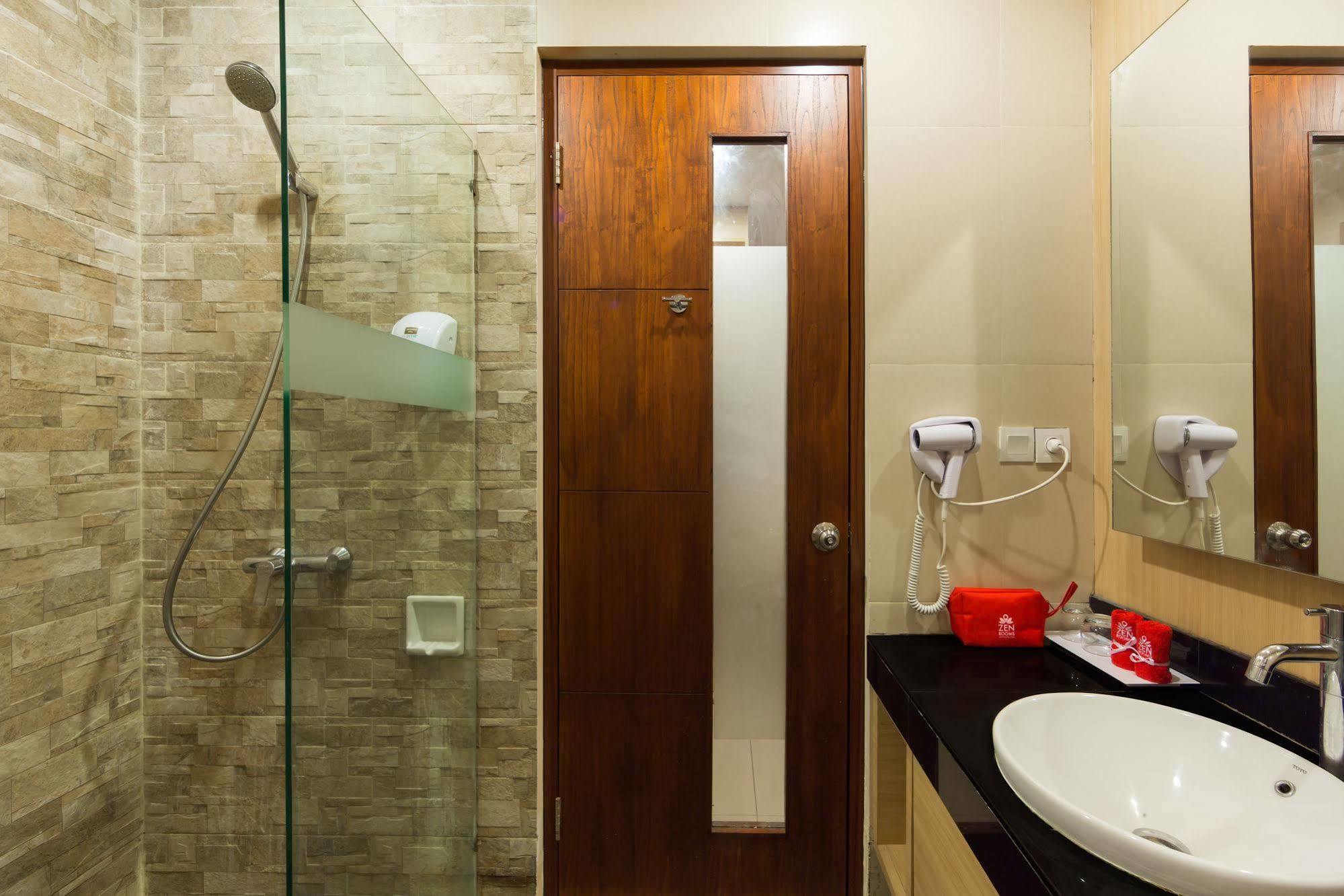 Zen Rooms Kuta Tuban Suites Exteriör bild