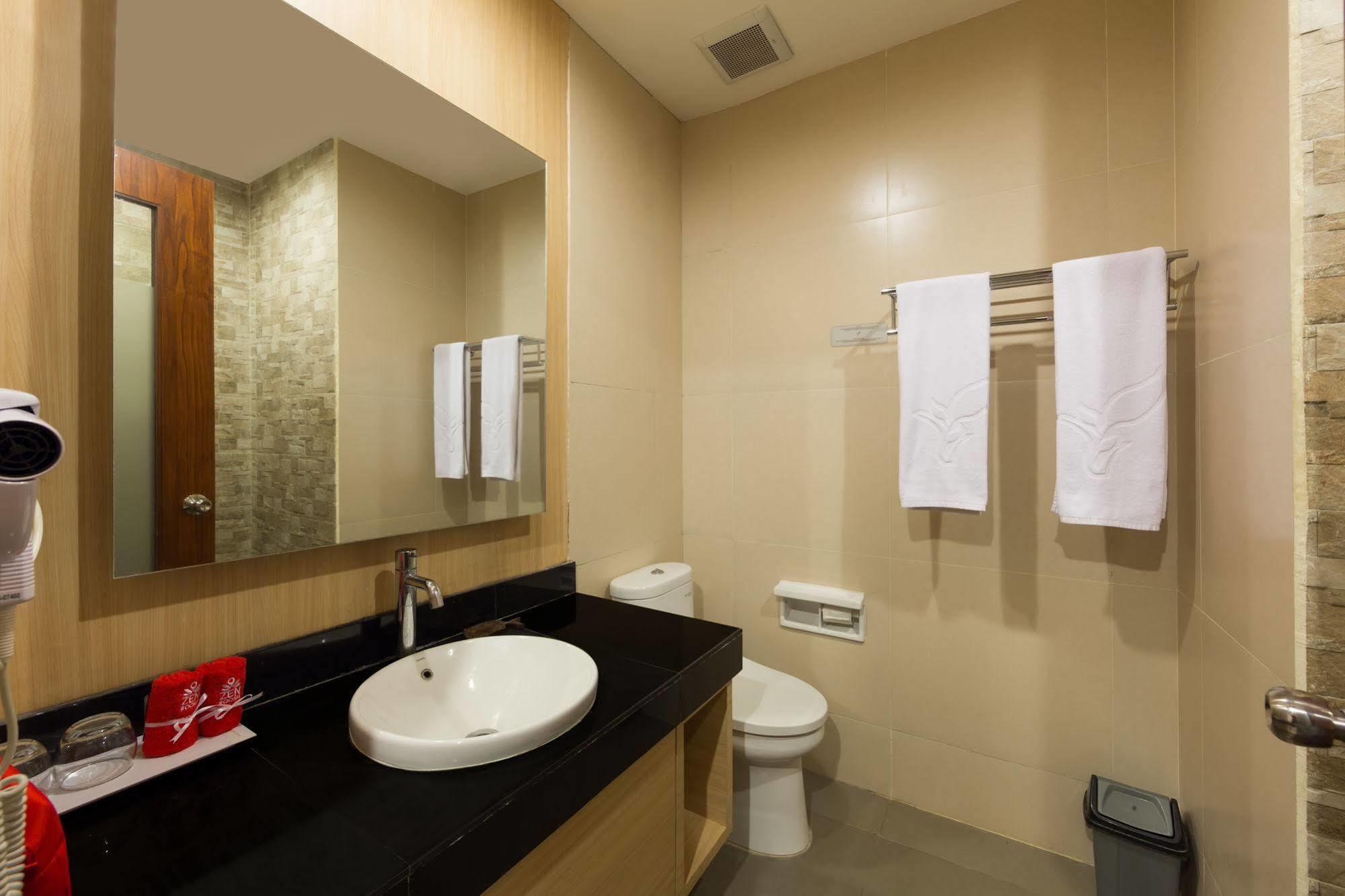 Zen Rooms Kuta Tuban Suites Exteriör bild