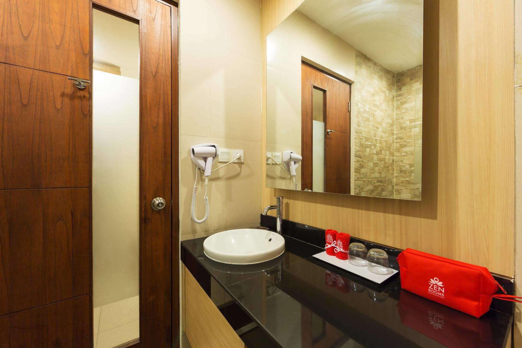 Zen Rooms Kuta Tuban Suites Exteriör bild