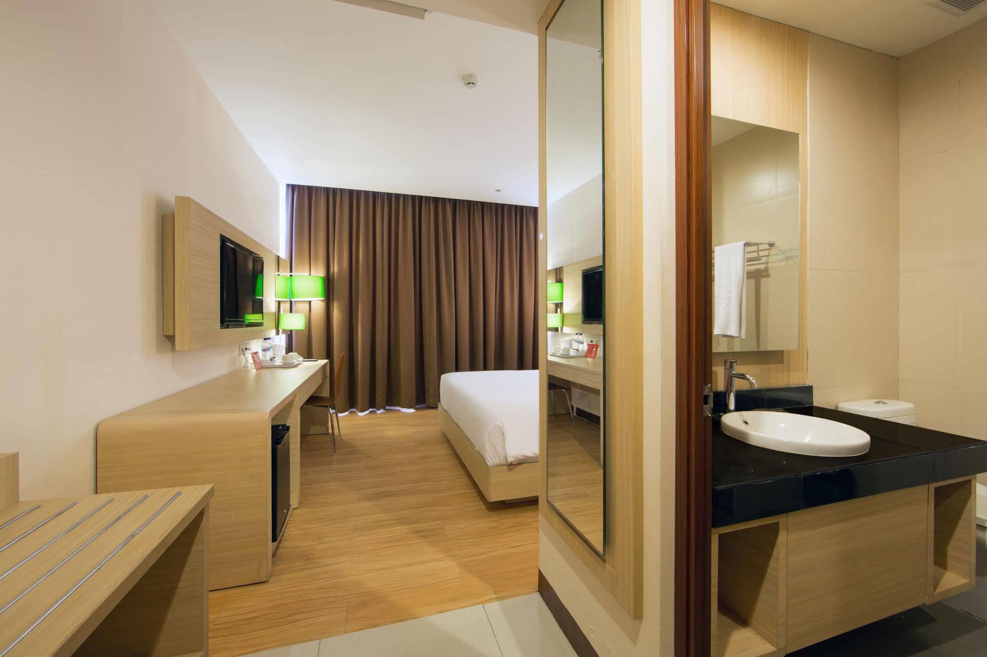 Zen Rooms Kuta Tuban Suites Exteriör bild